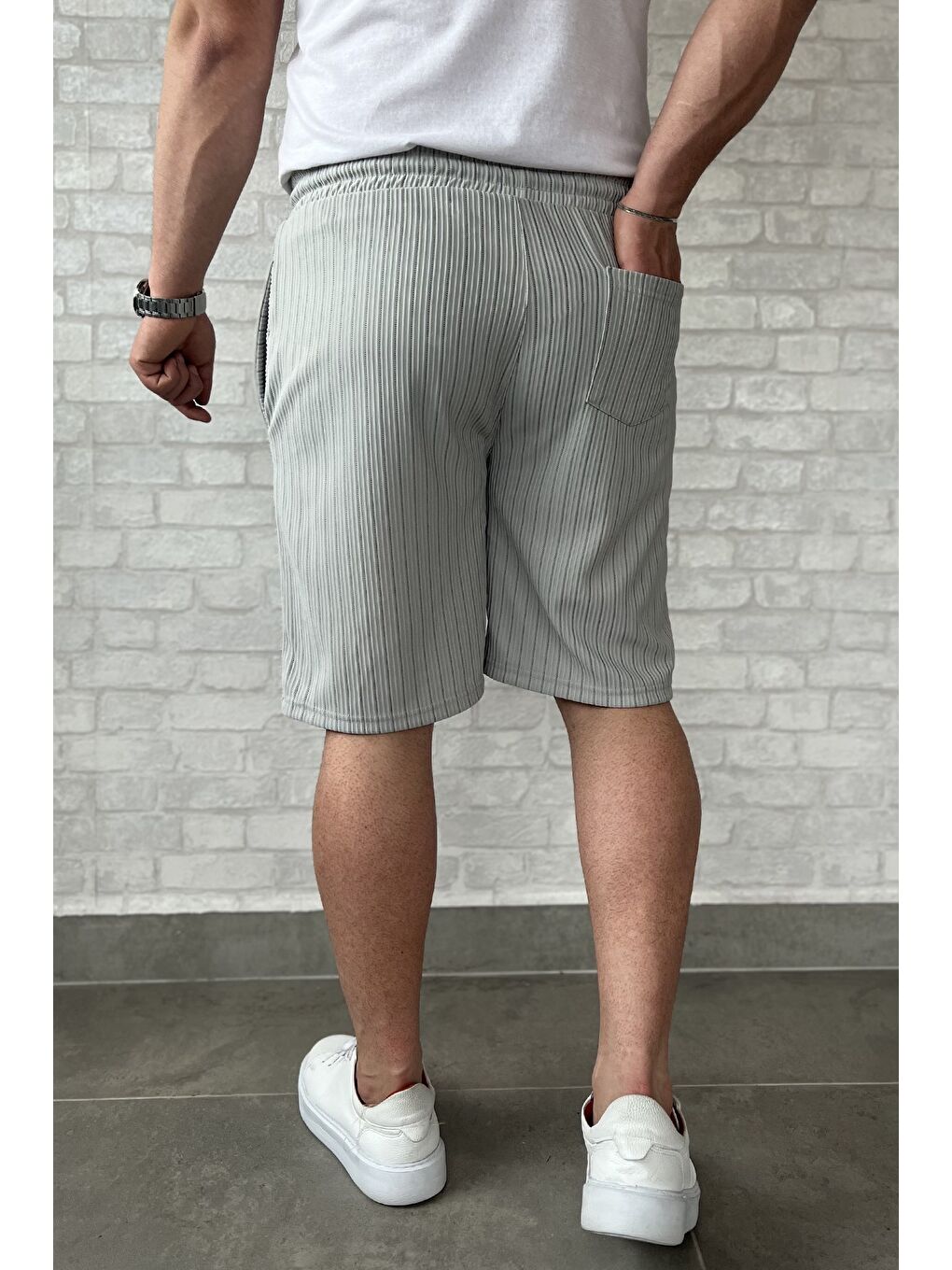 Gri Bel Bağcıklı Çizgi Desenli Erkek Şort-3