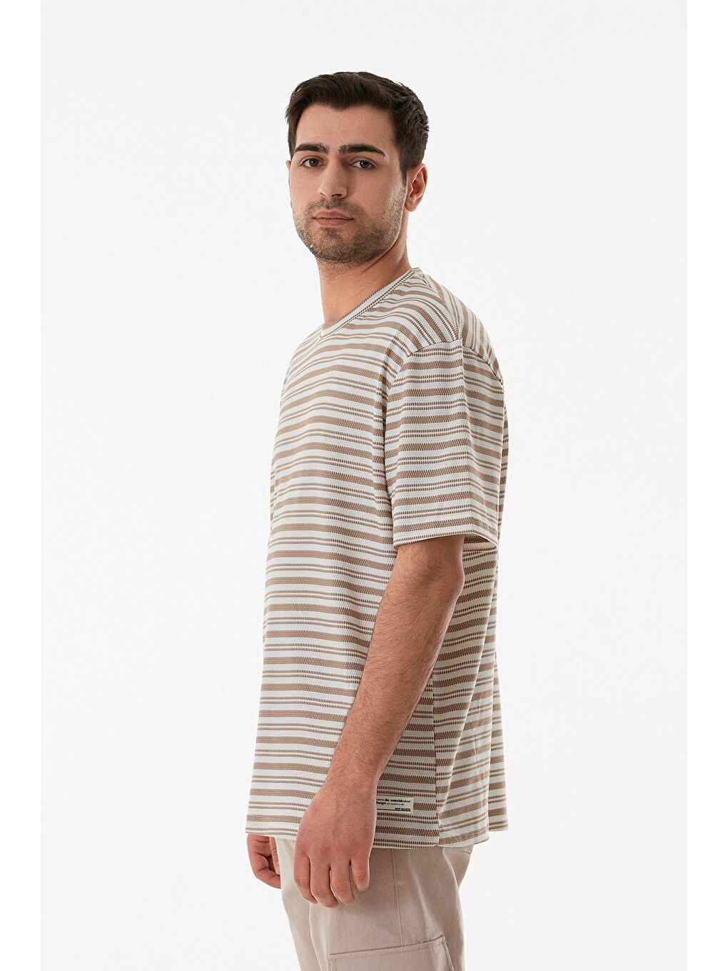 Kahverengi Çizgili Jakarlı Bisiklet Yaka Tişört-1