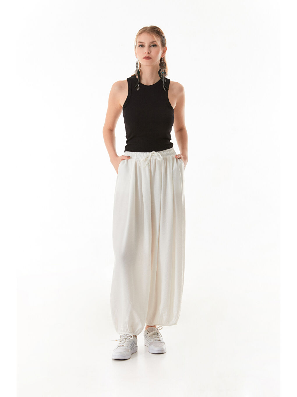 Beyaz Beli Ve Paçası Lastikli Şalvar Pantolon