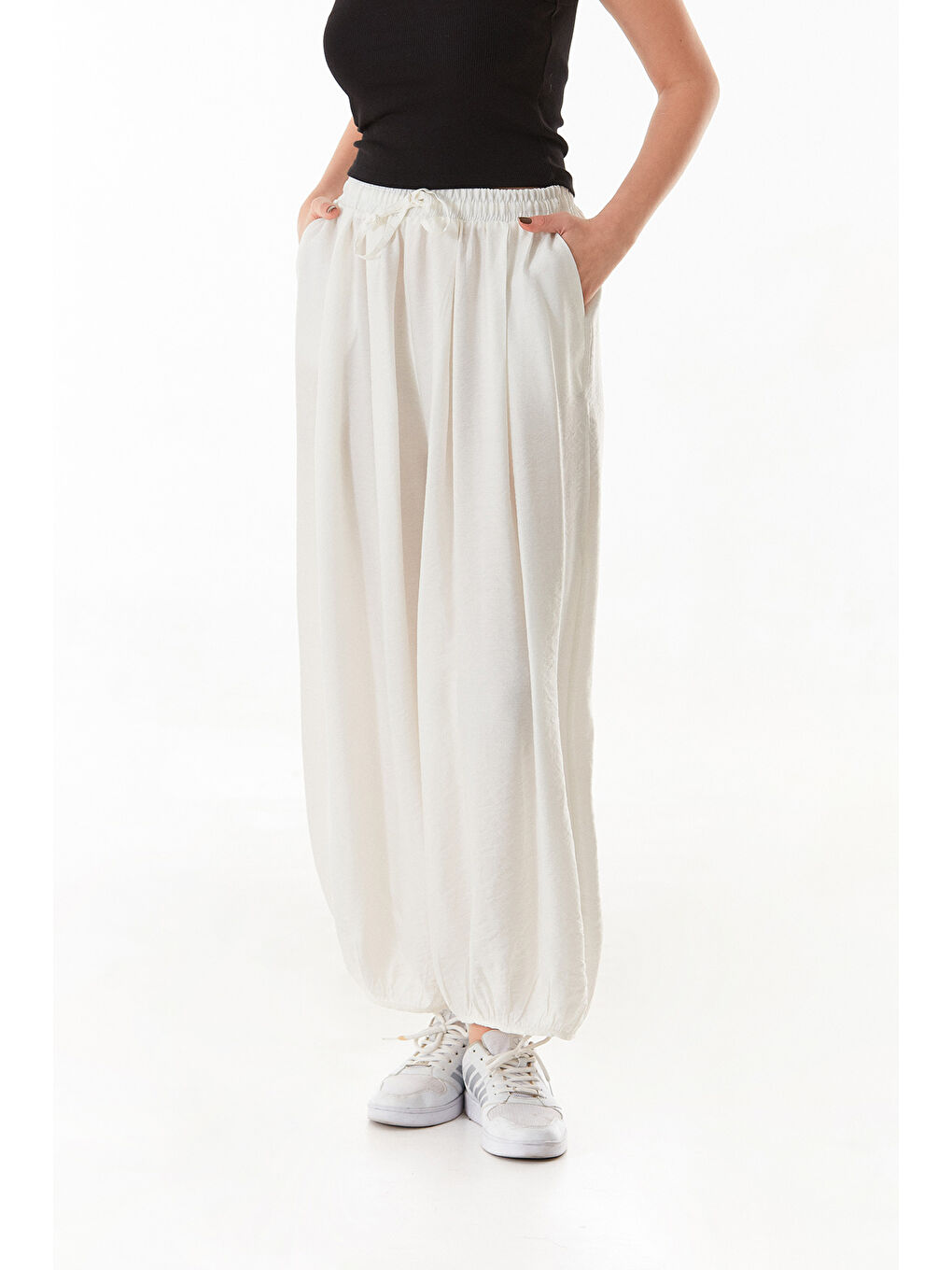 Beyaz Beli Ve Paçası Lastikli Şalvar Pantolon-1