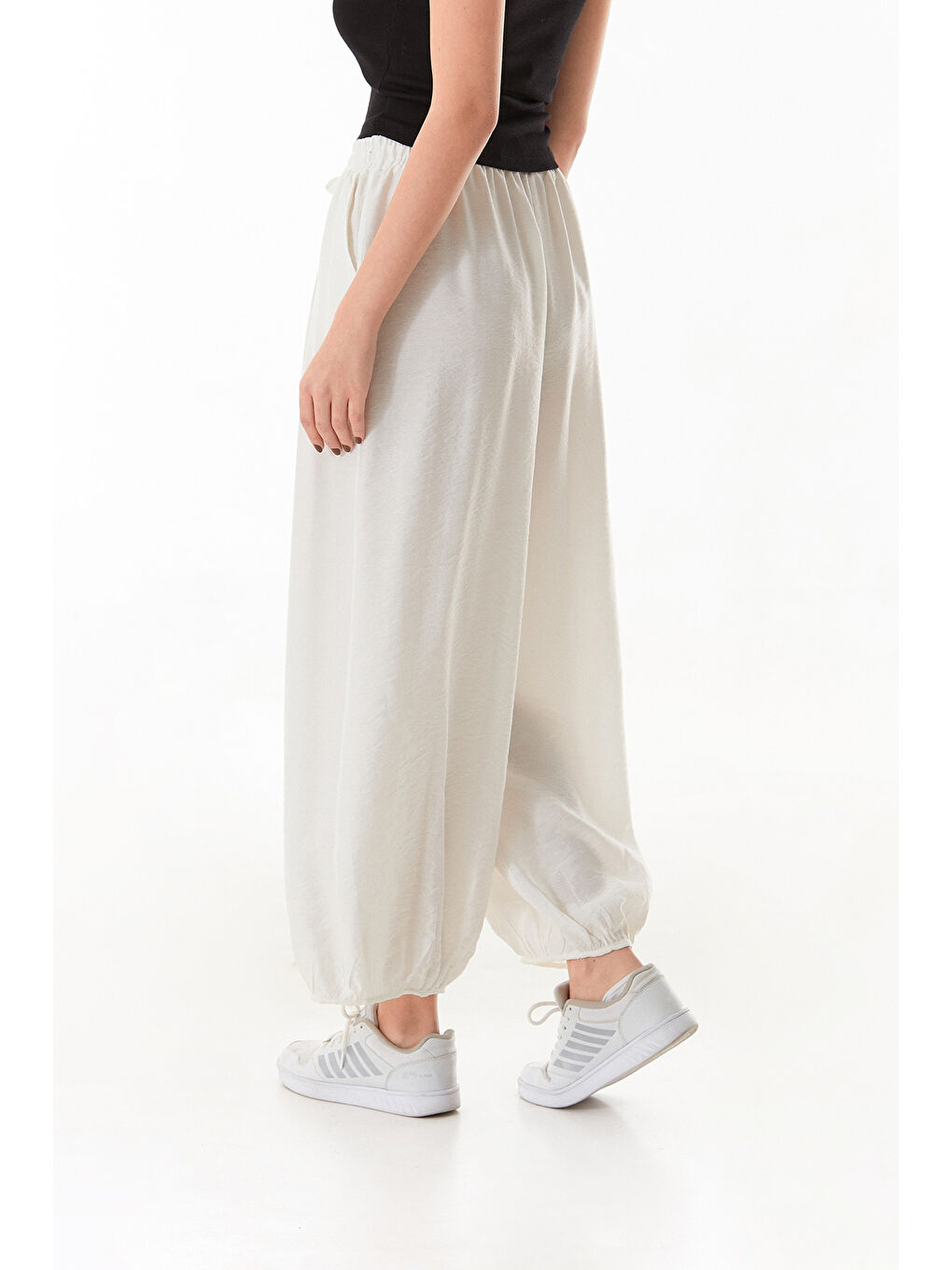 Beyaz Beli Ve Paçası Lastikli Şalvar Pantolon-3