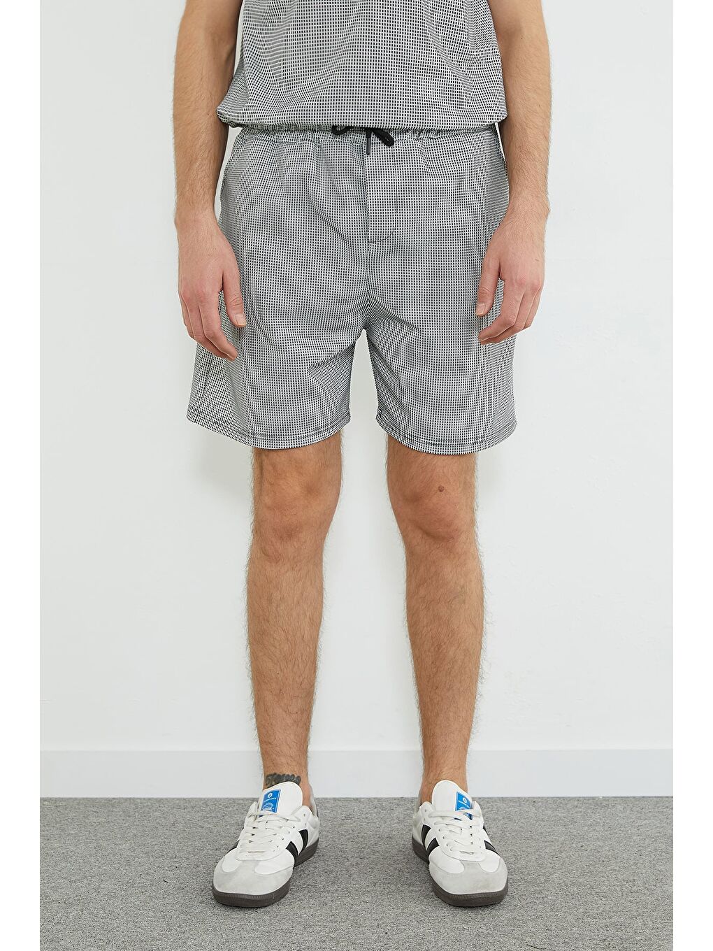 Beyaz Beli Lastikli Mikro Kare Desenli Şort-1