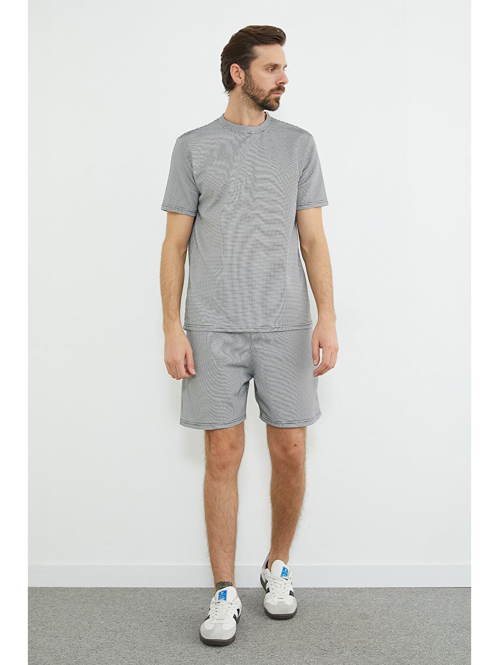 Beyaz Beli Lastikli Mikro Kare Desenli Şort-3