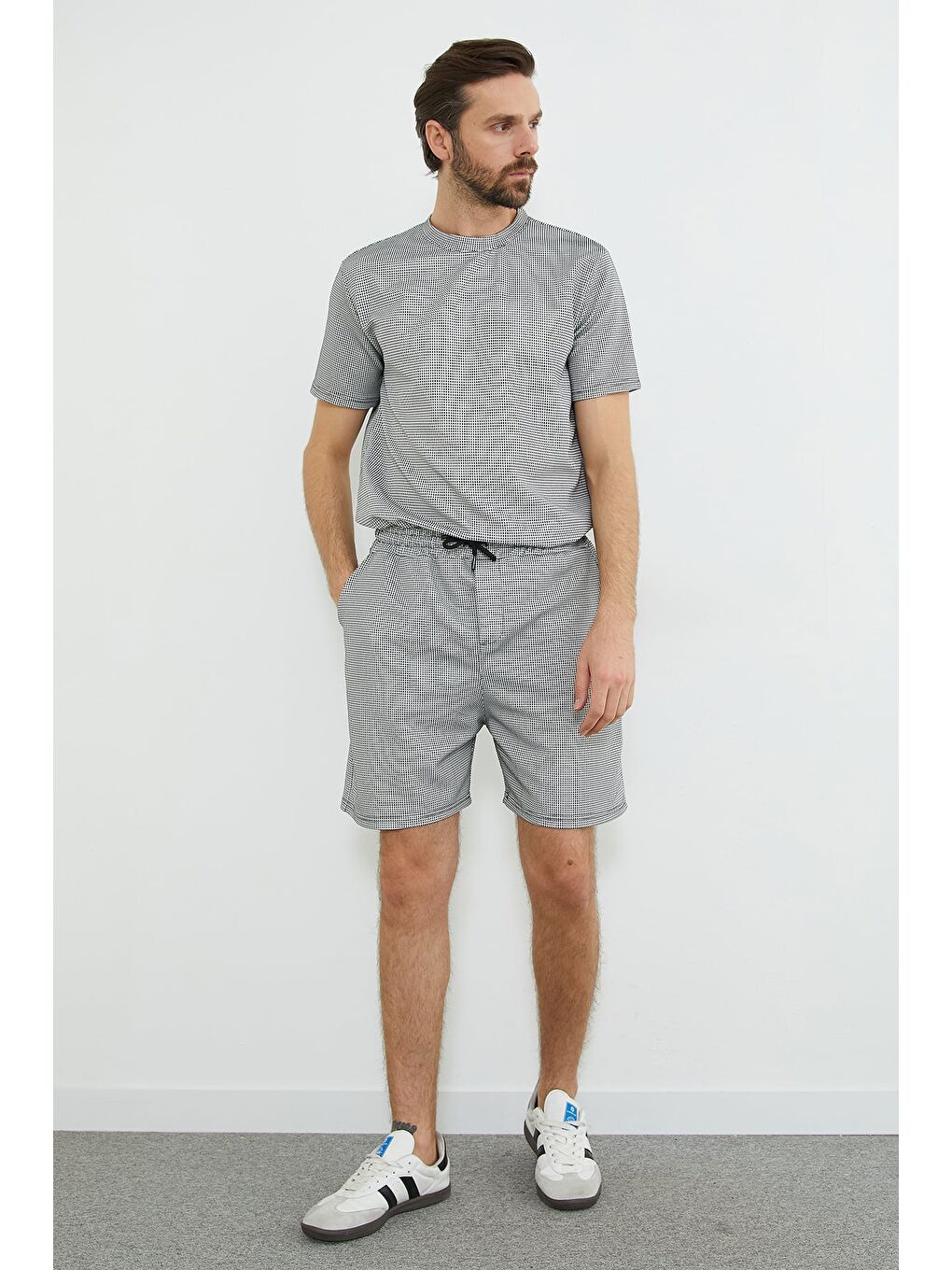 Beyaz Beli Lastikli Mikro Kare Desenli Şort-4