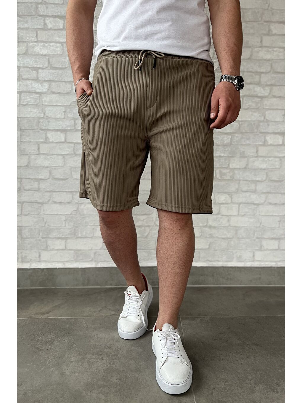 Bej Bel Bağcıklı Çizgi Desenli Erkek Şort