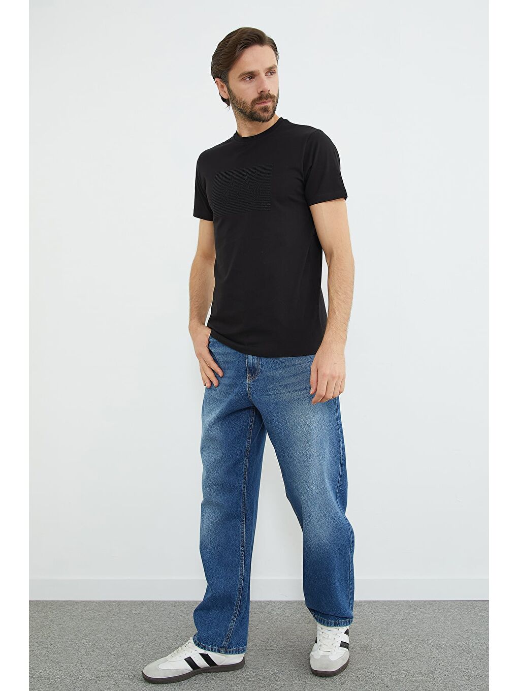 Siyah Kabartma Baskılı Bisiklet Yaka Tişört-1