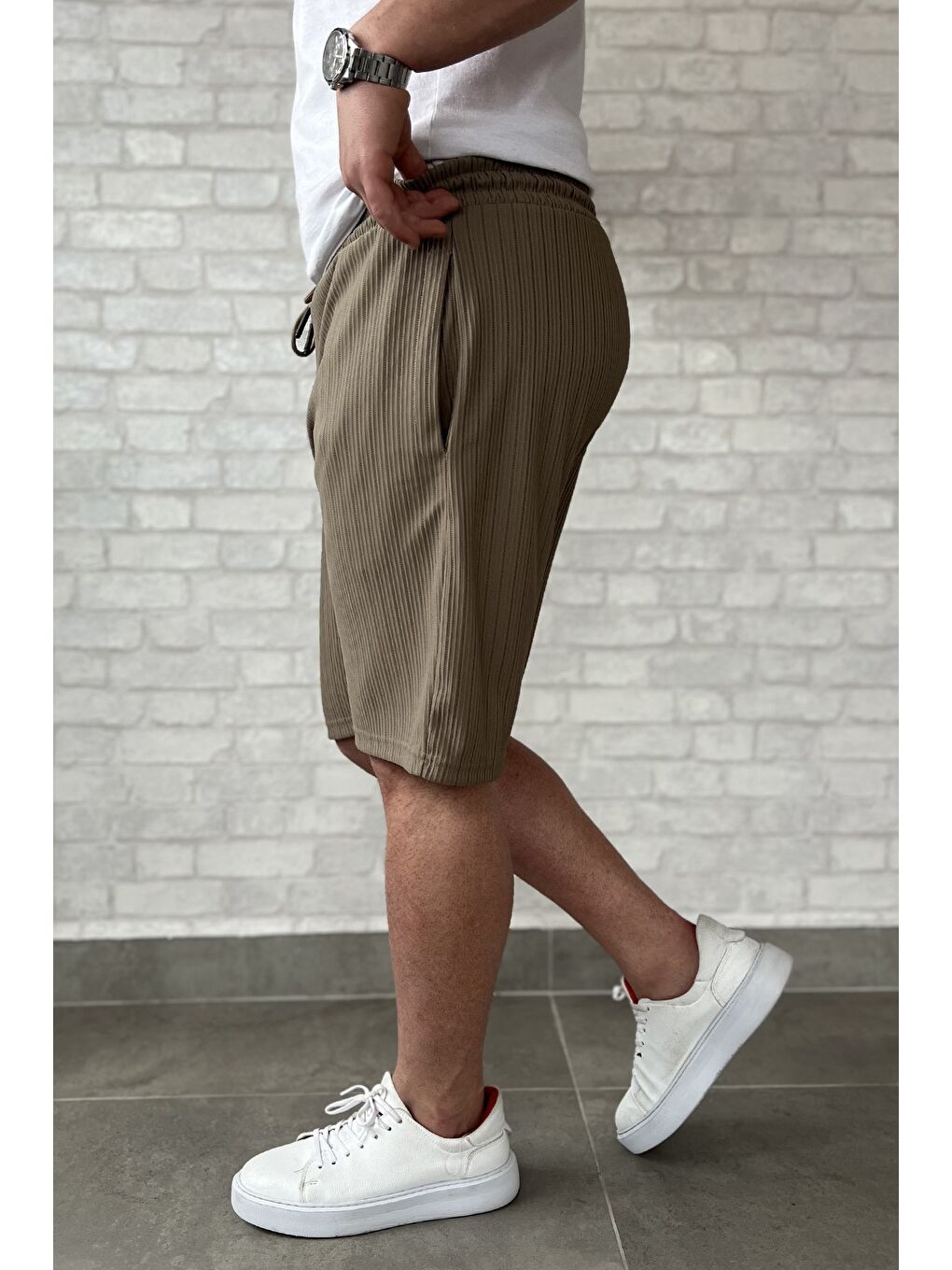 Bej Bel Bağcıklı Çizgi Desenli Erkek Şort-1