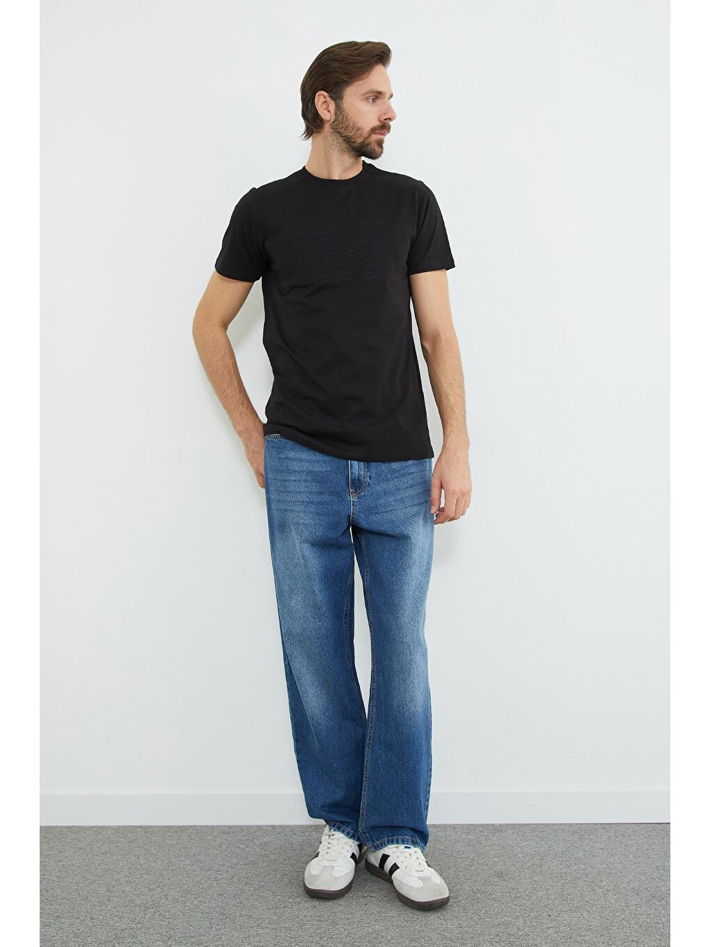 Siyah Kabartma Baskılı Bisiklet Yaka Tişört-3