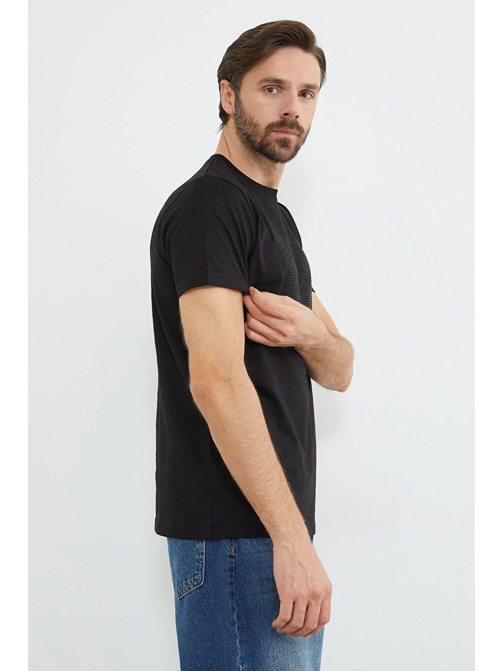 Siyah Kabartma Baskılı Bisiklet Yaka Tişört-4