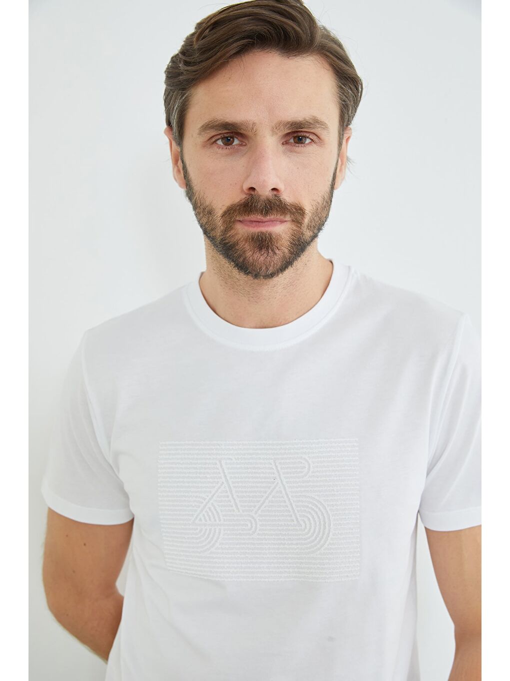 Beyaz Kabartma Baskılı Bisiklet Yaka Tişört