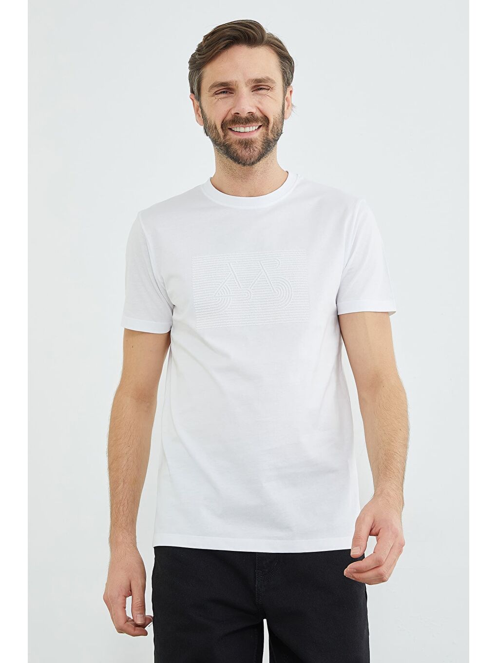 Beyaz Kabartma Baskılı Bisiklet Yaka Tişört-1