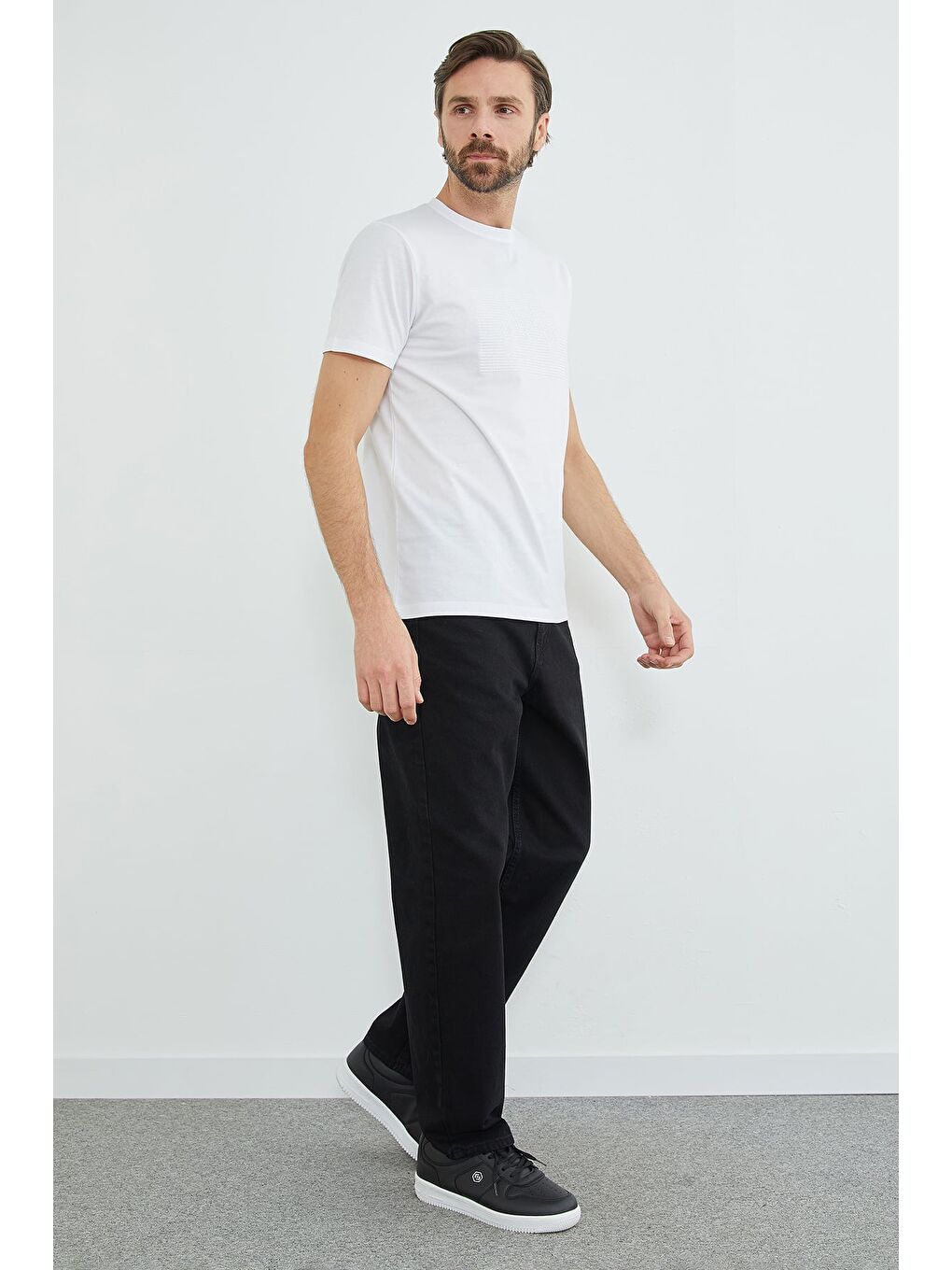 Beyaz Kabartma Baskılı Bisiklet Yaka Tişört-3