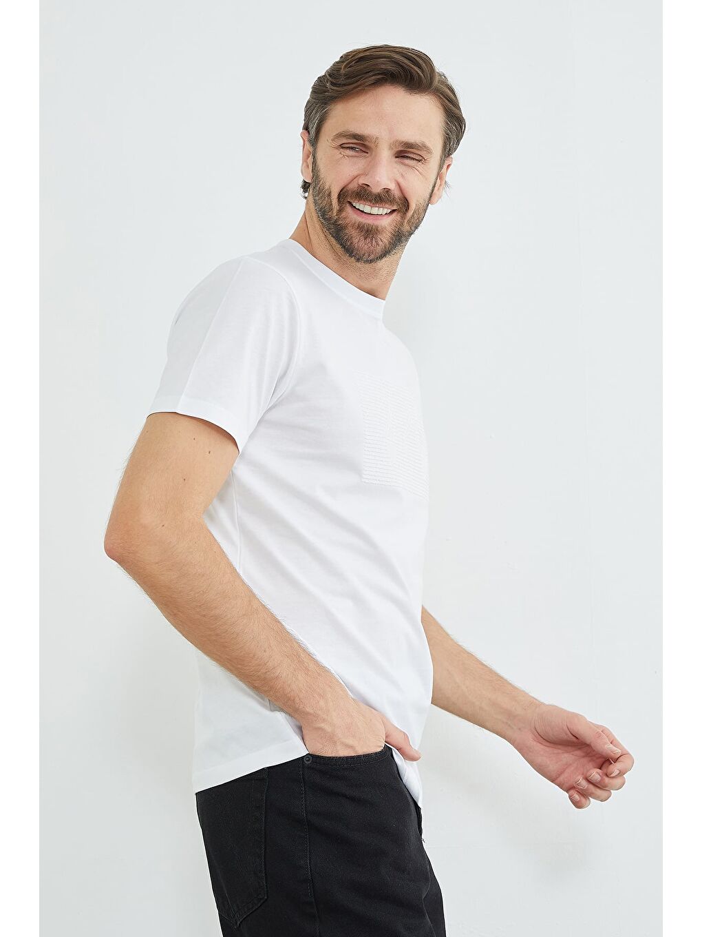 Beyaz Kabartma Baskılı Bisiklet Yaka Tişört-4