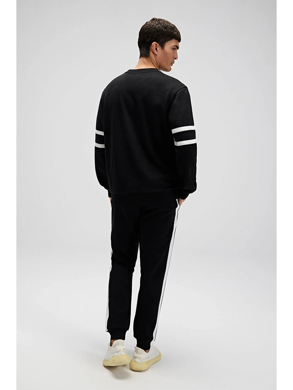 Siyah Pamuklu Regular Fit Bisiklet Yaka Şerit Detaylı Sweat EM618-BK-5