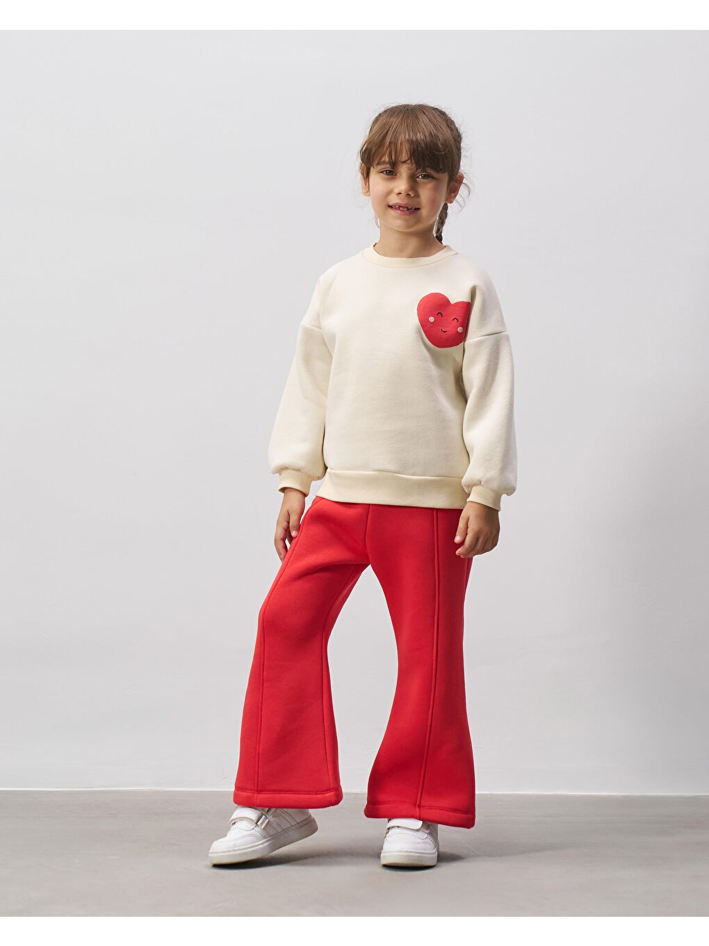 Karışık Kız Çocuk Pamuklu Ekru Kalpli Sweatshirt Kırmızı İspanyol Paça Eşofman Alt Takım-1