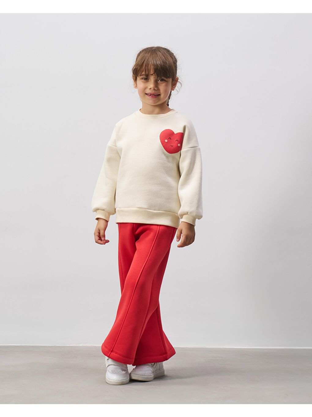 Karışık Kız Çocuk Pamuklu Ekru Kalpli Sweatshirt Kırmızı İspanyol Paça Eşofman Alt Takım-2