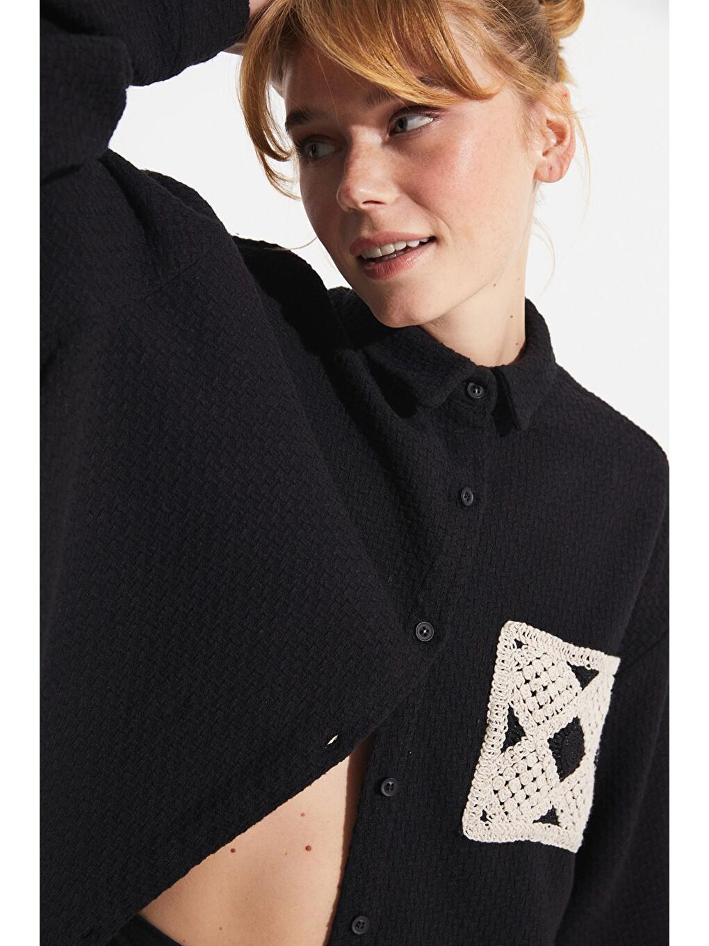 Siyah Cep Detaylı Gömlek-4