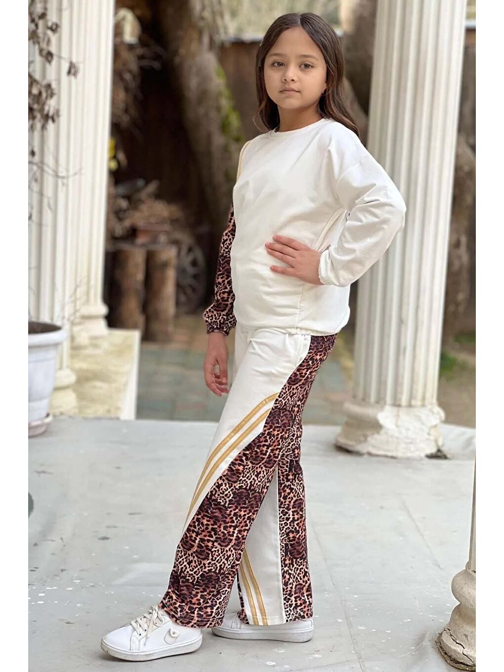 Kız Çocuk Kolları ve Paçaları Leopar Desen Gold Şerit Detaylı Beyaz Eşofman Takım