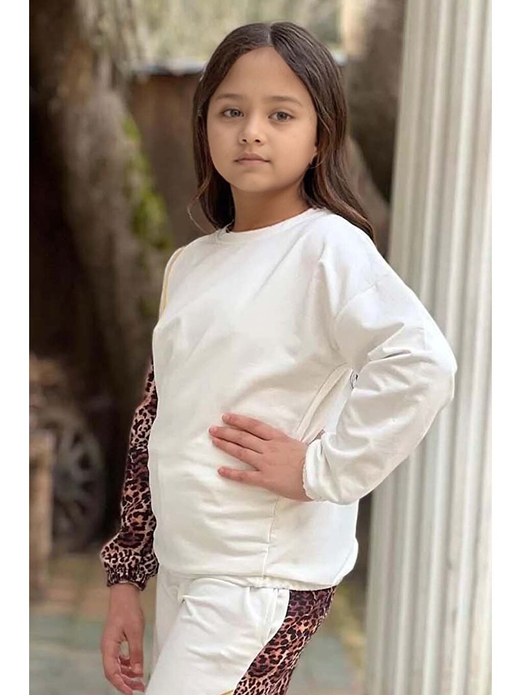 Kız Çocuk Kolları ve Paçaları Leopar Desen Gold Şerit Detaylı Beyaz Eşofman Takım-1