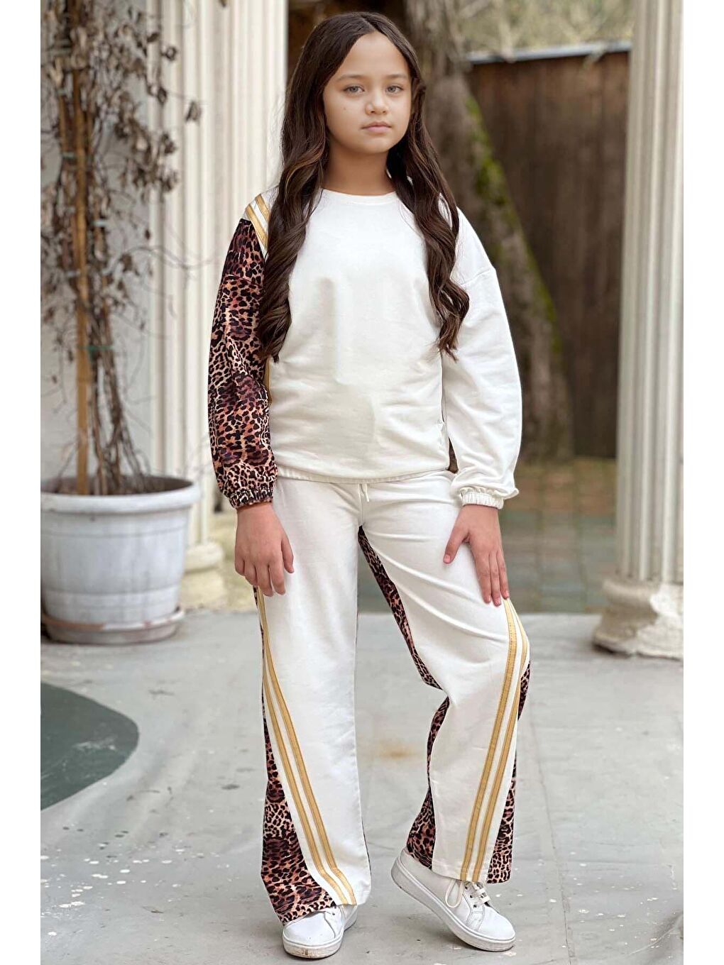Kız Çocuk Kolları ve Paçaları Leopar Desen Gold Şerit Detaylı Beyaz Eşofman Takım-2