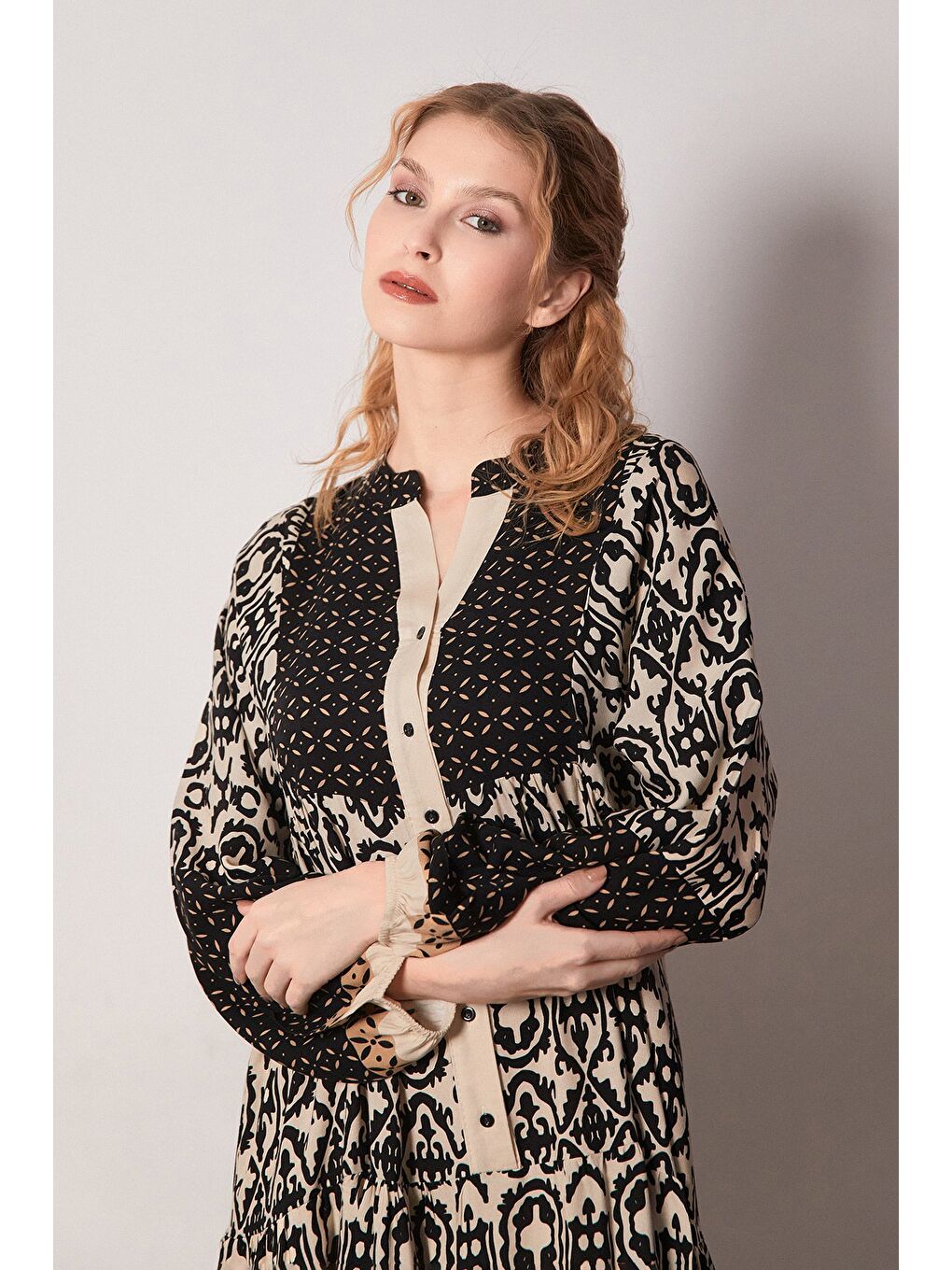 Siyah Fullamodest Etnik Desenli Yarım Düğmeli Elbise-1