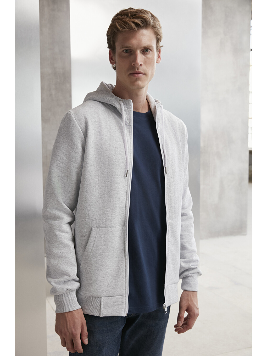 Erkek Fermuarlı Yüksek Yaka Kapüşonlu Kordonlu İçi Polarlı Açık Gri Sweatshirt-4