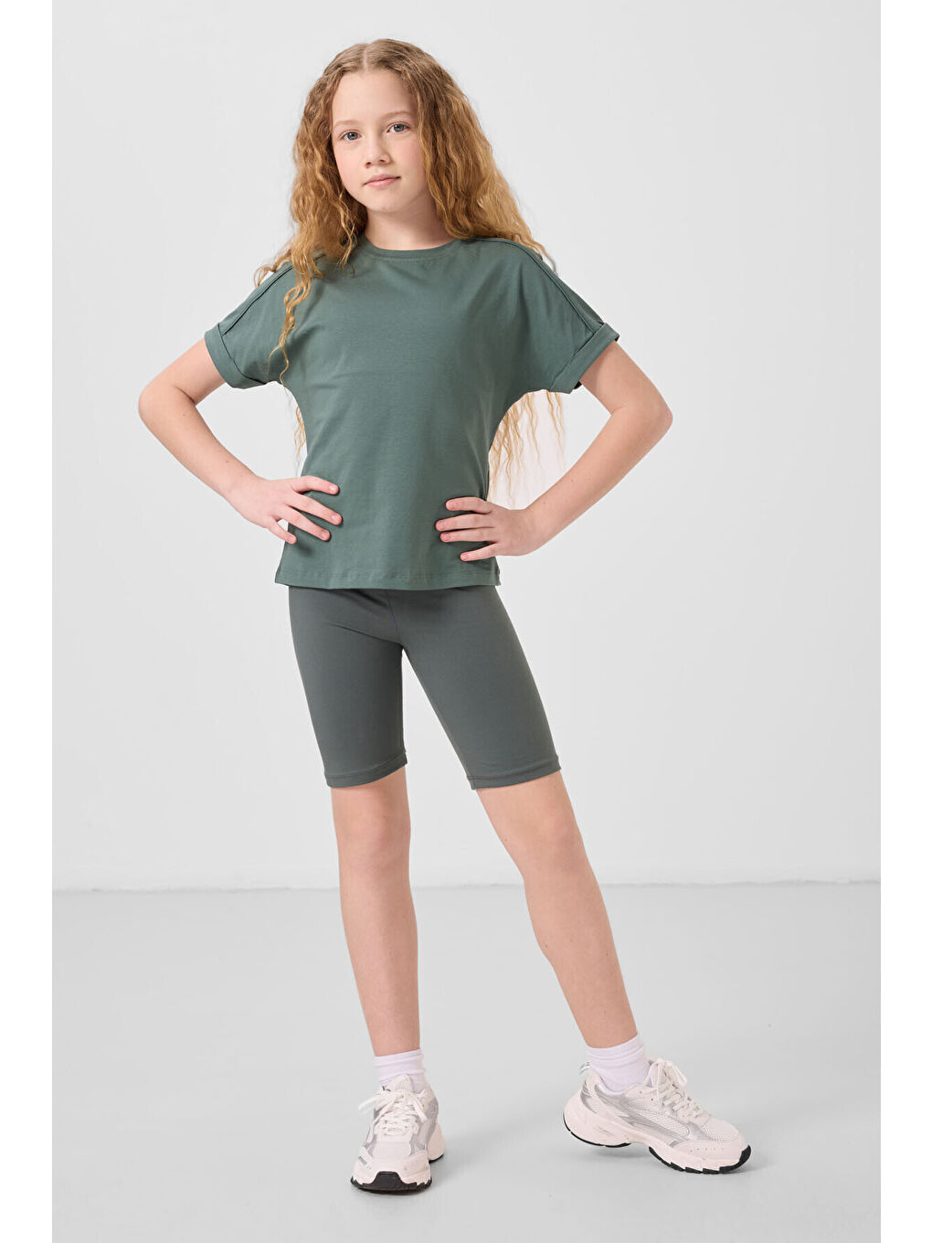 Oversize Fit O Yaka Basic 3lü Paket Beyaz-Koyu Bej-Açık Yeşil Kız Çocuk T-Shirt - 75182-1