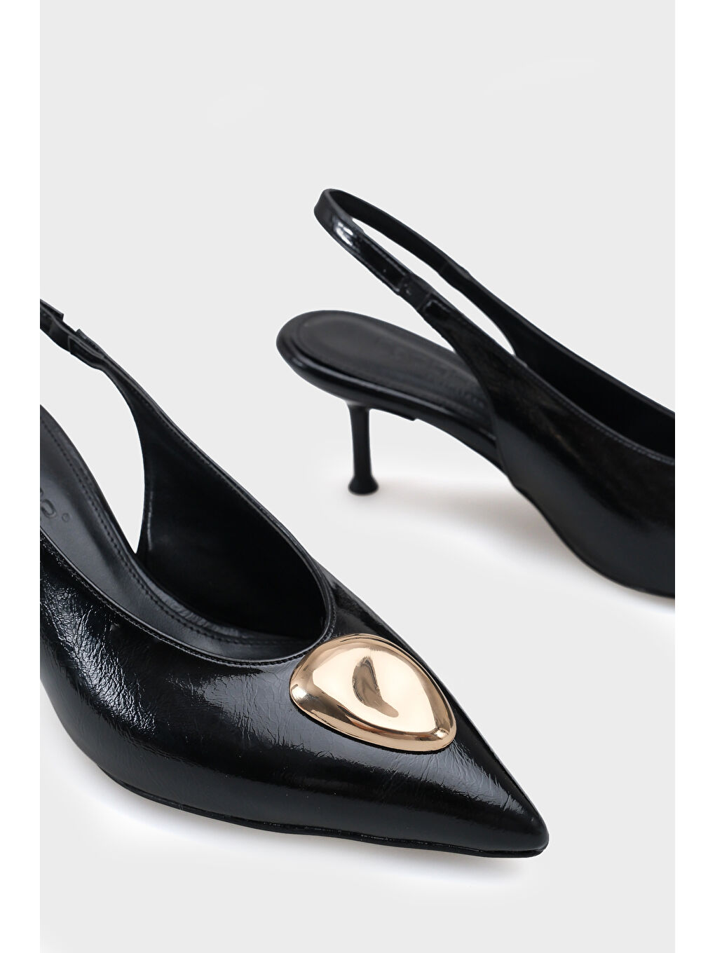 Siyah Clari Sivri Burunlu Metal Tokalı Orta Topuklu Arkası Bantlı Kadın Topuklu Ayakkabı-3