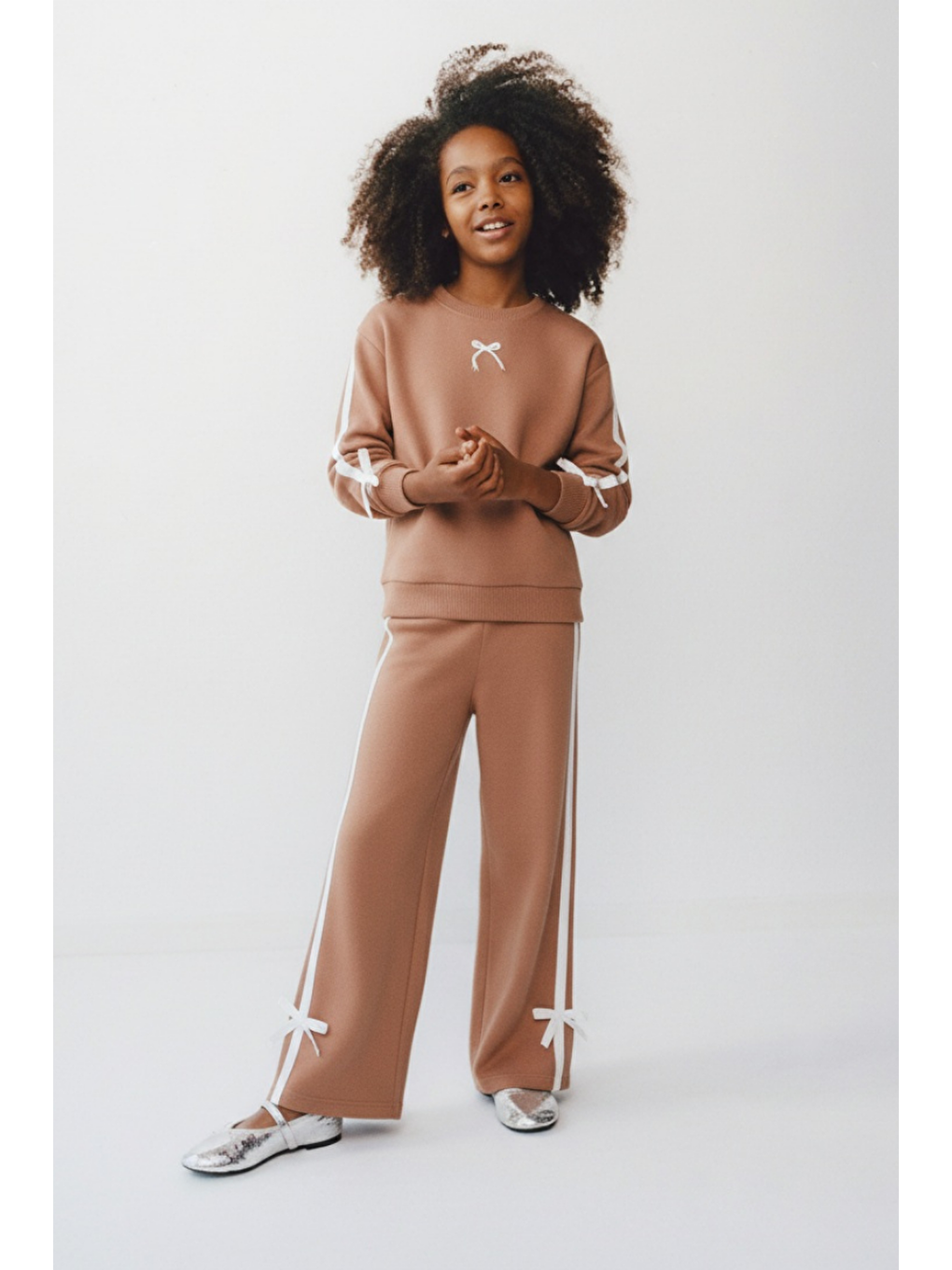 Kahverengi Kız Çocuk Pamuklu Kiremit Fiyonk Nakışlı Sweatshirt Ve Şeritli Eşofman Takım