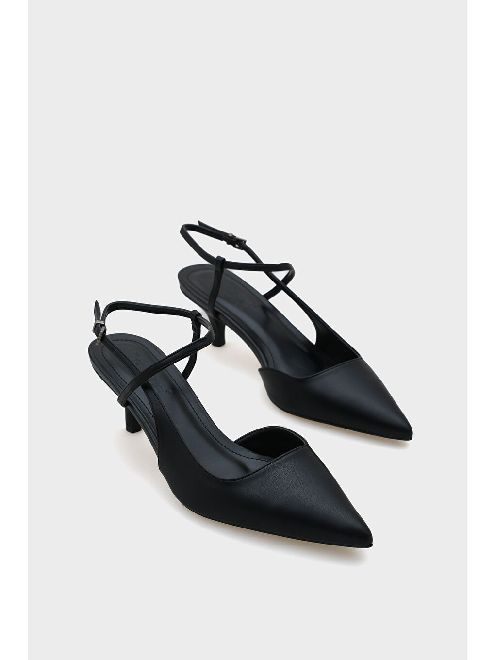 Siyah Perla Orta Topuklu Bilekten Bantlı Sivri Burunlu Kadın Ayakkabı
