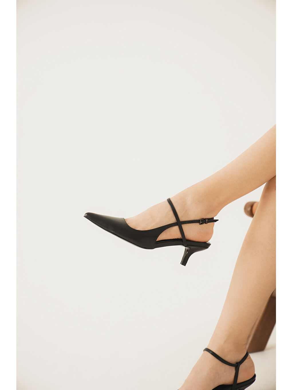 Siyah Perla Orta Topuklu Bilekten Bantlı Sivri Burunlu Kadın Ayakkabı-2
