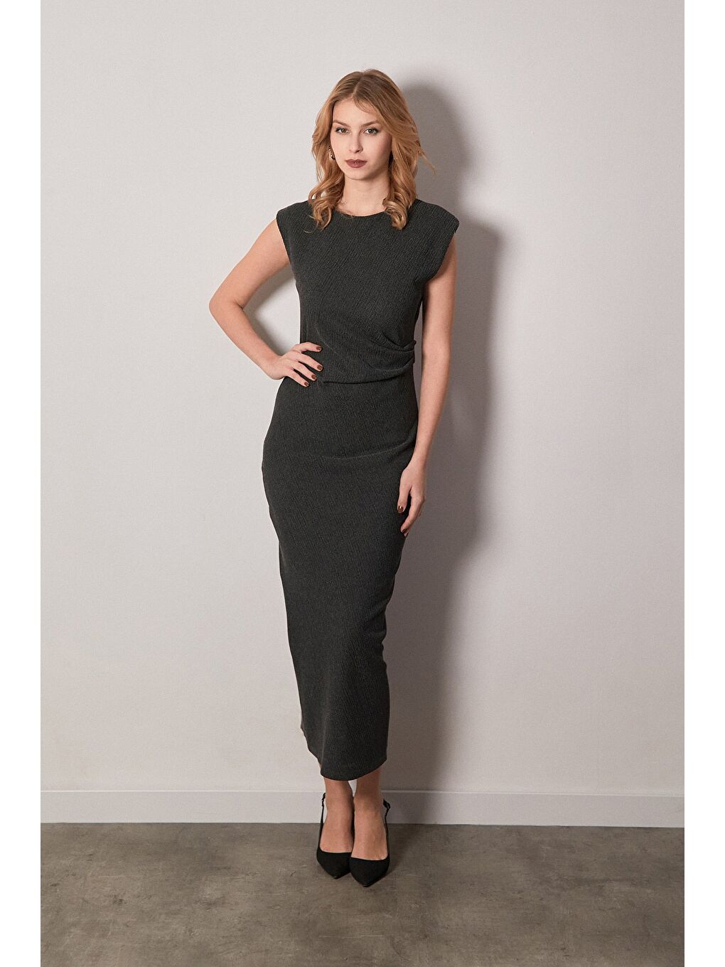 Antrasit Bürümcük Kumaş Yanı Drapeli Yırtmaçlı Elbise