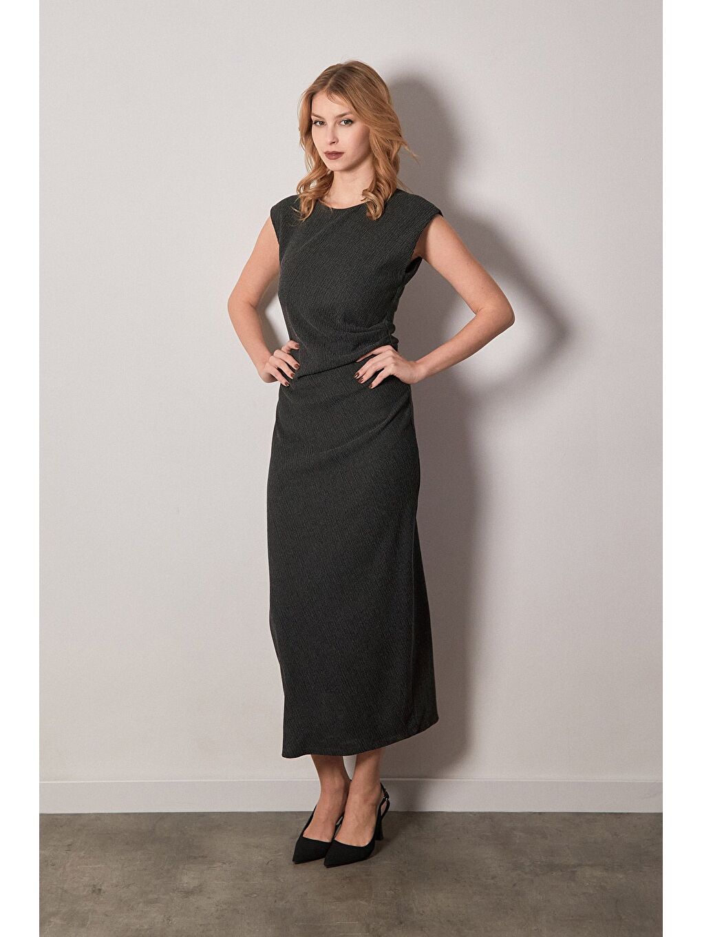 Antrasit Bürümcük Kumaş Yanı Drapeli Yırtmaçlı Elbise-1