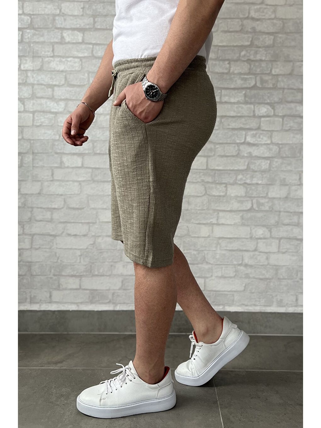 Bej Kendinden Desenli Bel Bağcıklı Erkek Şort-1