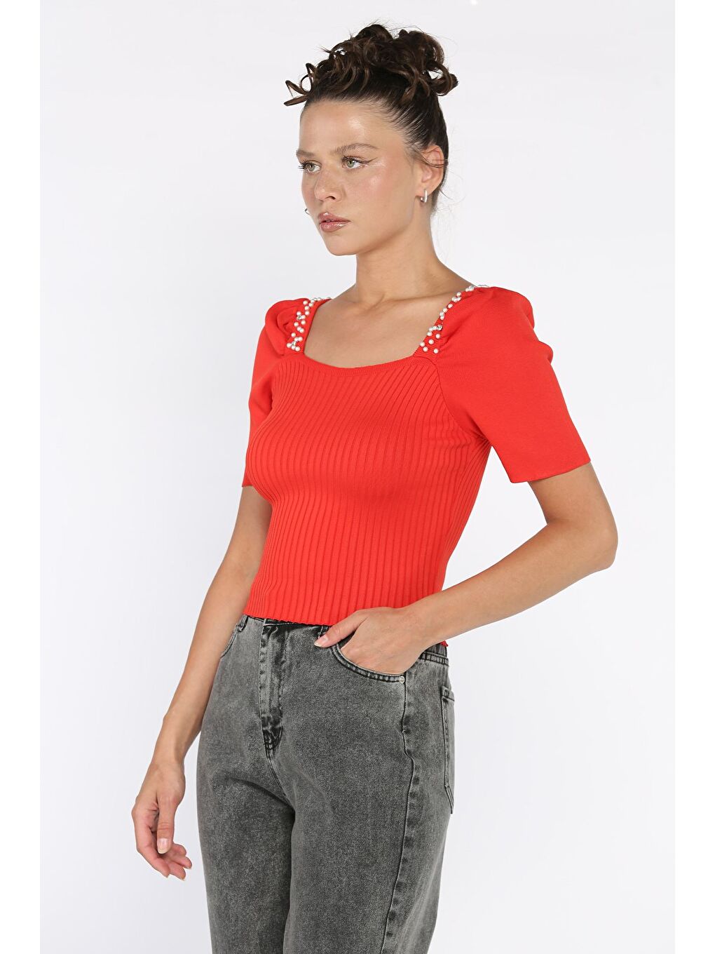 Kırmızı İnci Detaylı Kısa Kol Triko Bluz