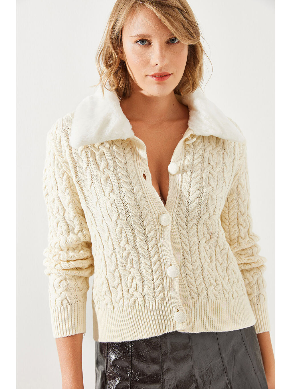 Ekru Kadın Saç Örgülü Yakası Kürklü Triko Hırka
