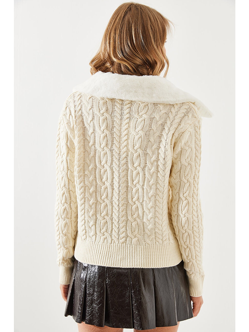 Ekru Kadın Saç Örgülü Yakası Kürklü Triko Hırka-2