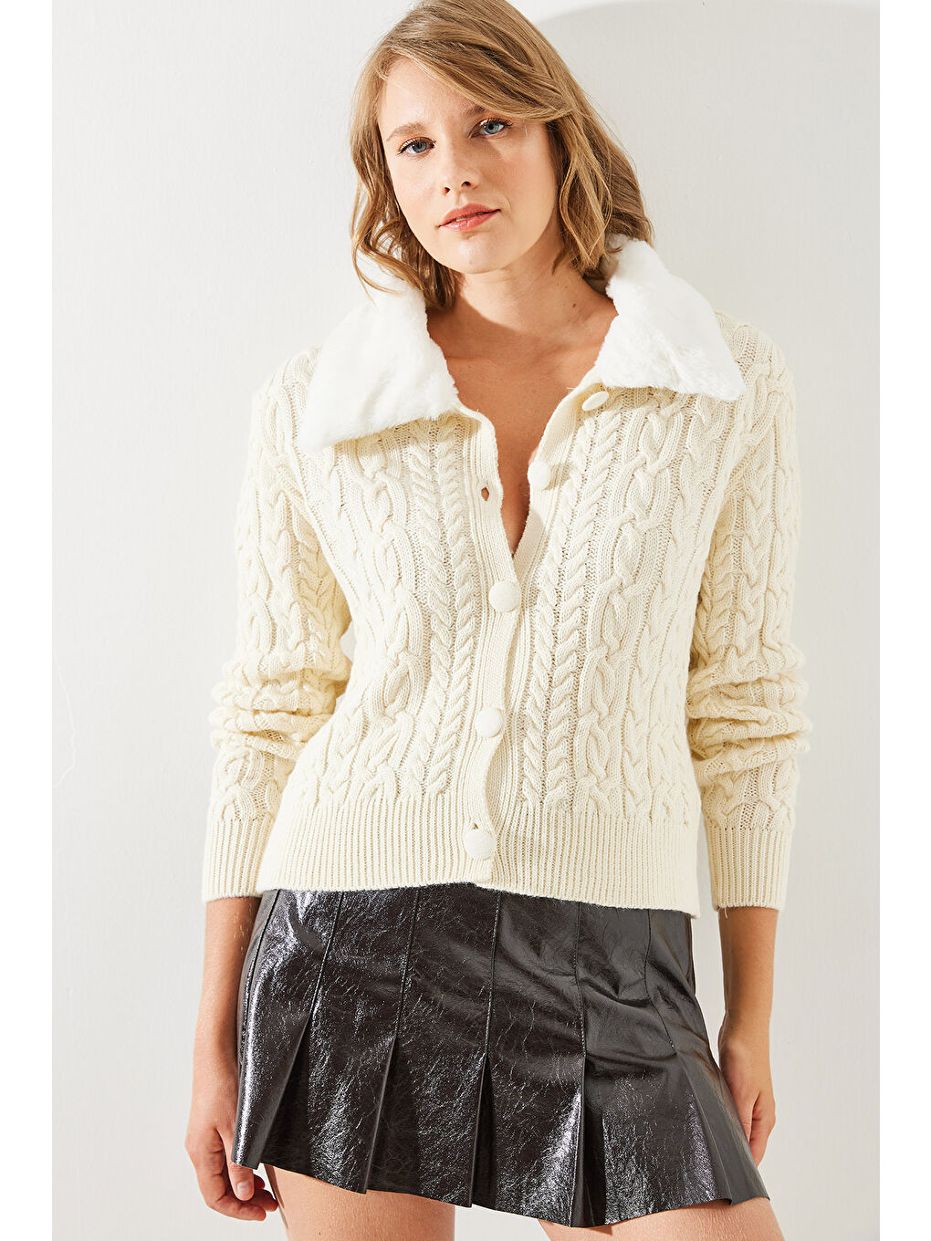 Ekru Kadın Saç Örgülü Yakası Kürklü Triko Hırka-3