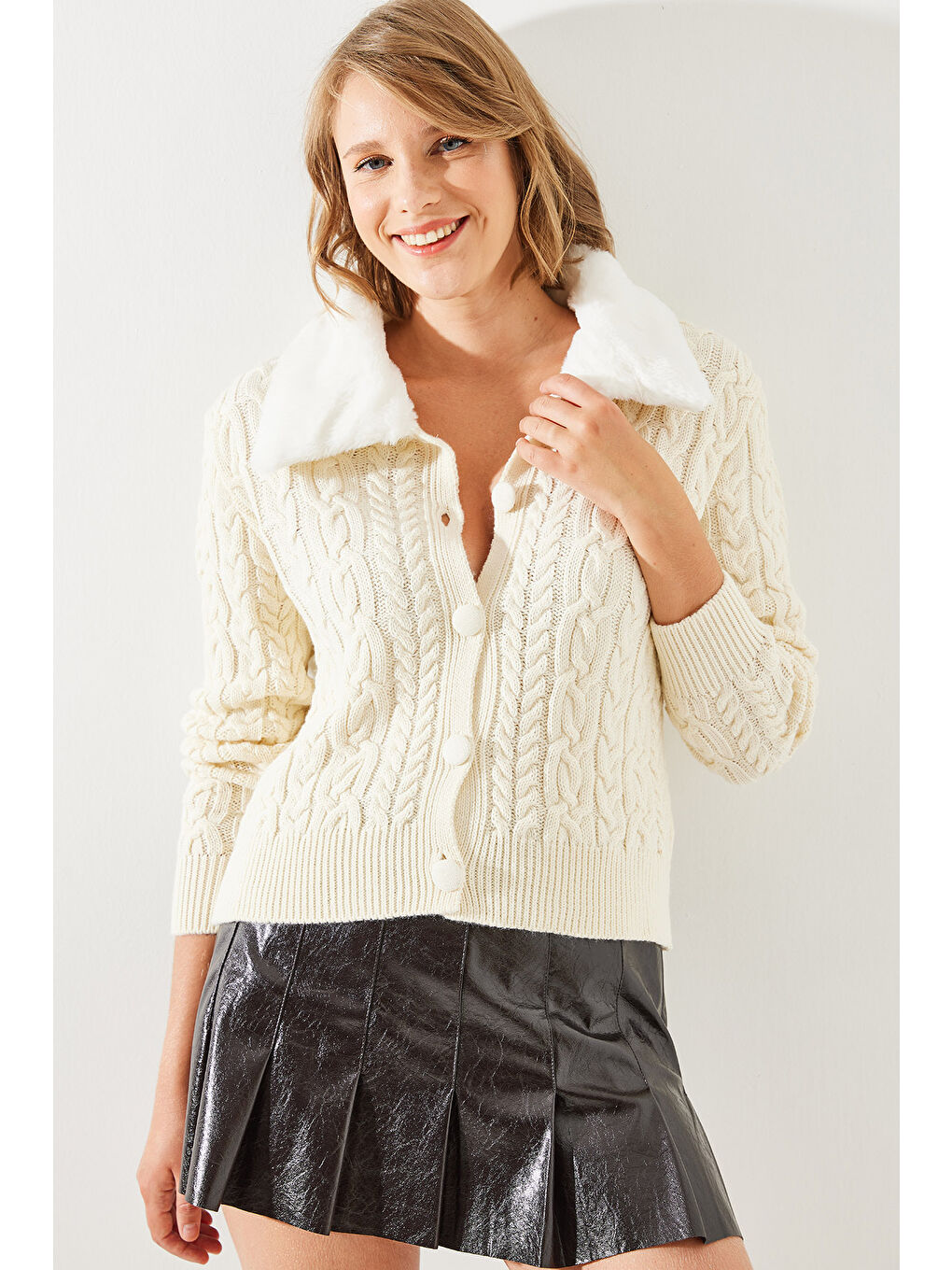 Ekru Kadın Saç Örgülü Yakası Kürklü Triko Hırka-4