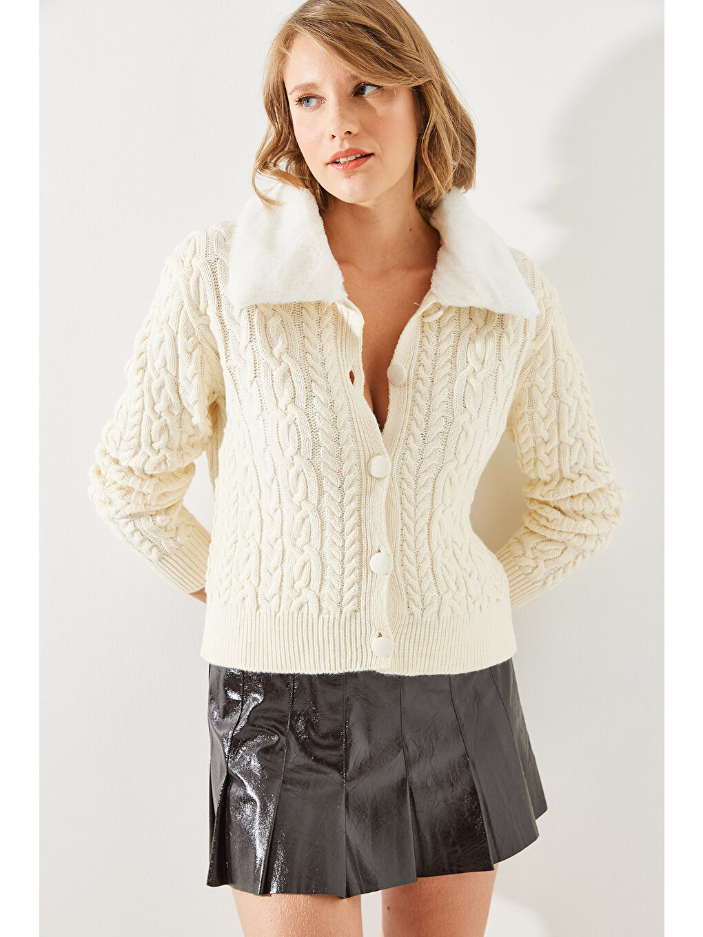 Ekru Kadın Saç Örgülü Yakası Kürklü Triko Hırka-5