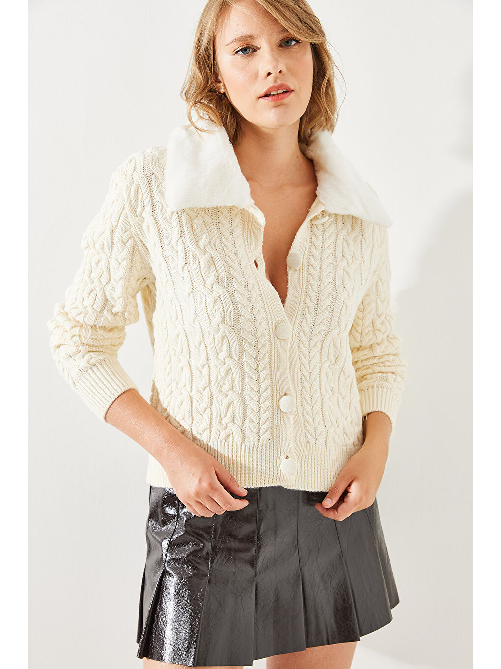 Ekru Kadın Saç Örgülü Yakası Kürklü Triko Hırka-6