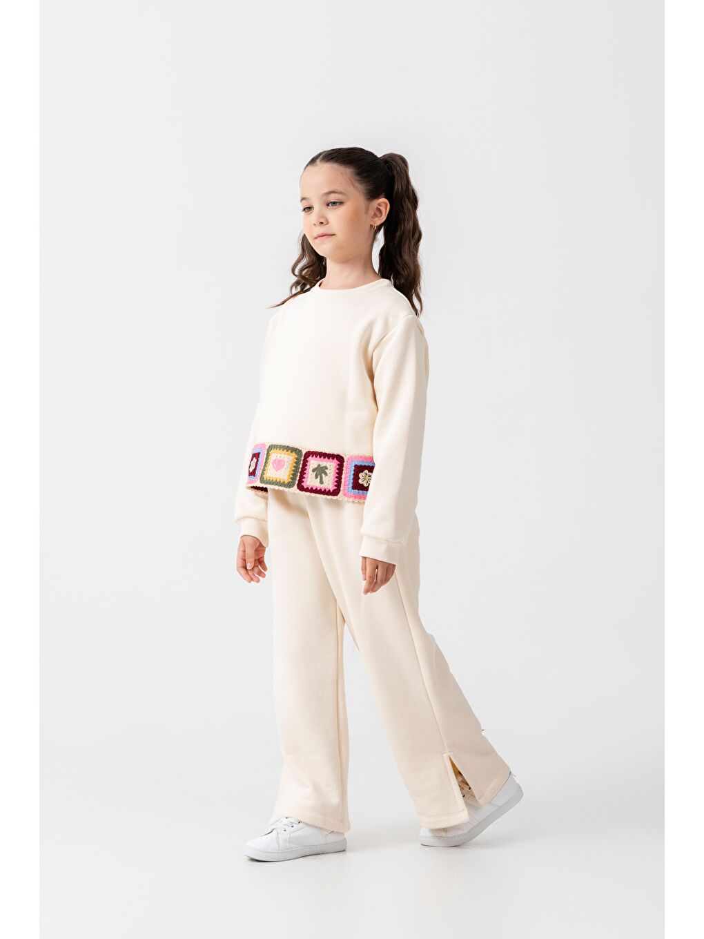 Kız Çocuk Pamuklu Ekru Patch Detaylı Sweatshirt Ve Yırtmaçlı Bol Paça Eşofman Takım-3