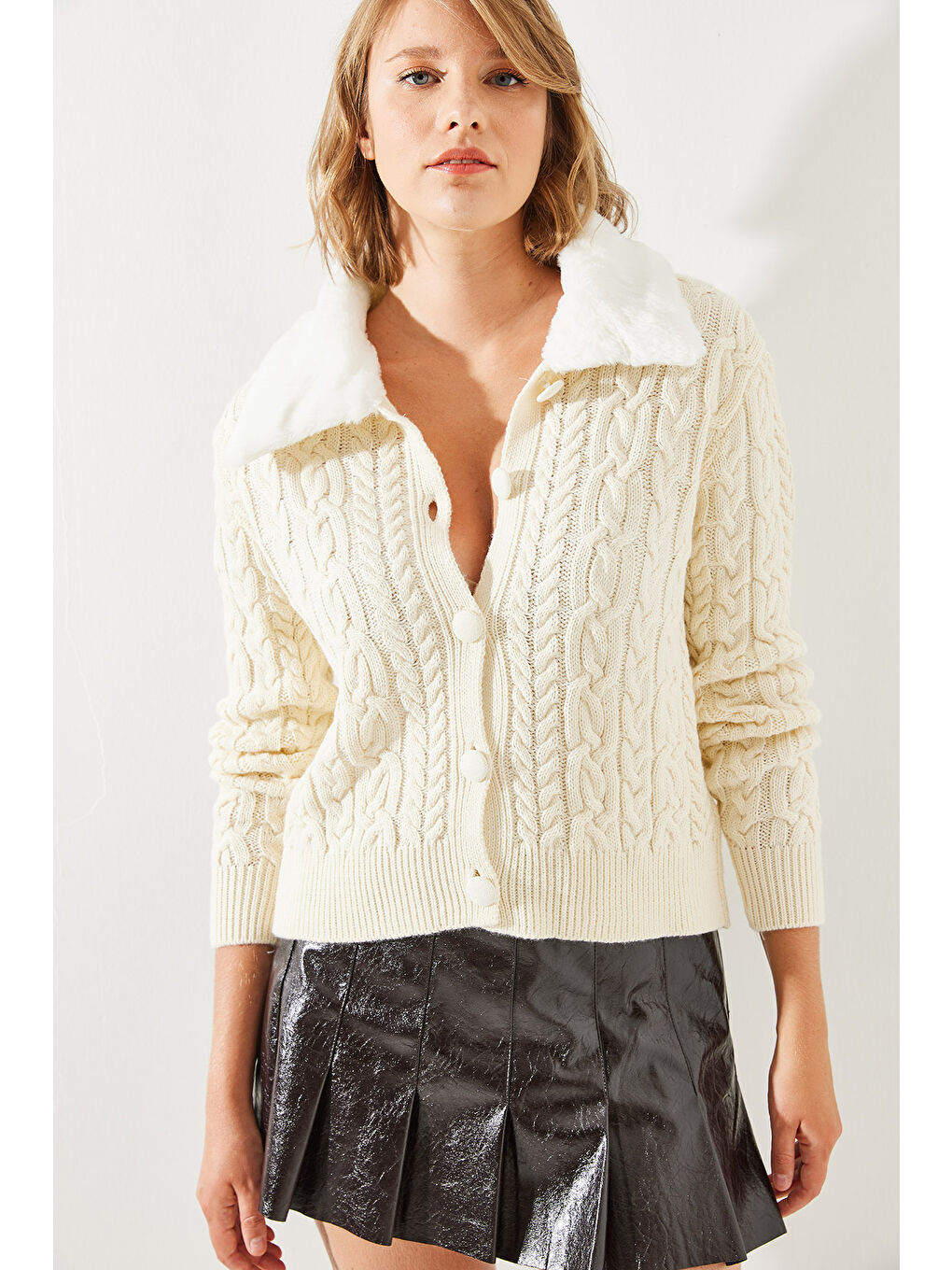 Ekru Kadın Saç Örgülü Yakası Kürklü Triko Hırka-7