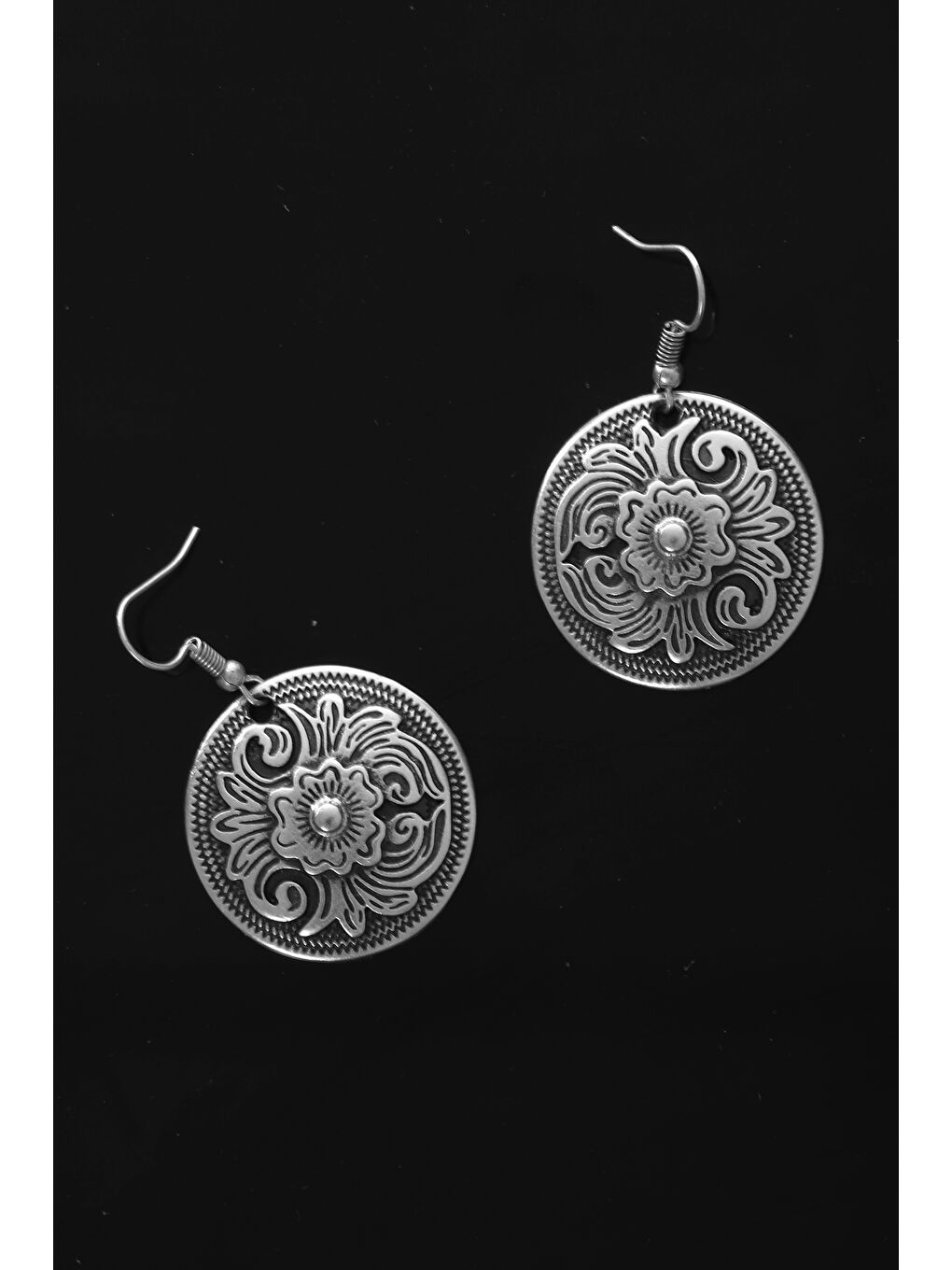 Gri Kadın Antik Gümüş Kaplama Çiçek Motifli Sallantılı Model Küpe-1