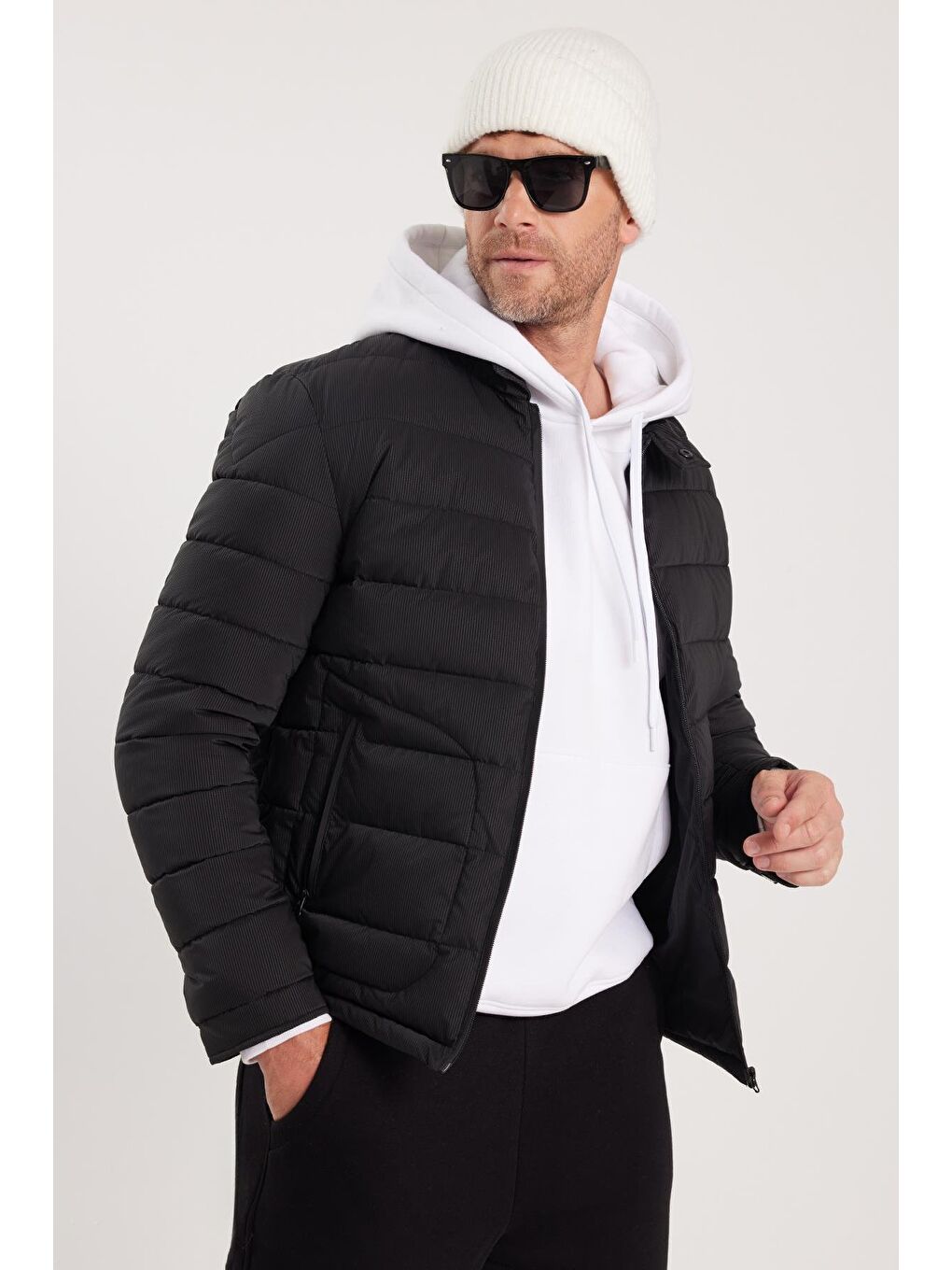 Erkek Regular Fit Klasik Kesim Dik Yaka Çift Cepli Sıcak Tutan Siyah Şişme Mont