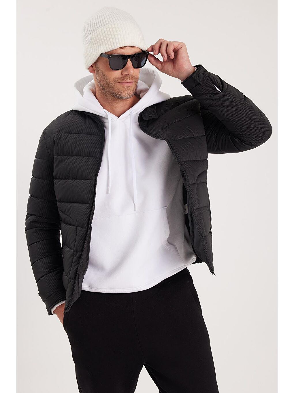 Erkek Regular Fit Klasik Kesim Dik Yaka Çift Cepli Sıcak Tutan Siyah Şişme Mont-1