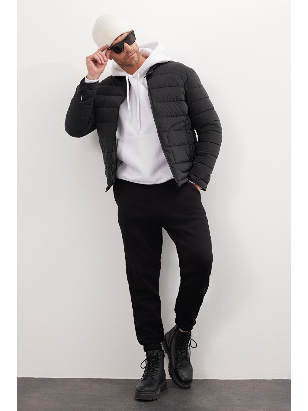 Erkek Regular Fit Klasik Kesim Dik Yaka Çift Cepli Sıcak Tutan Siyah Şişme Mont-3