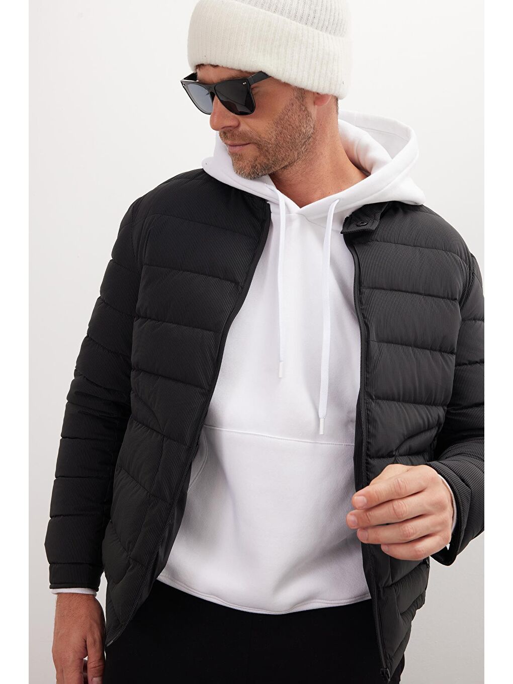 Erkek Regular Fit Klasik Kesim Dik Yaka Çift Cepli Sıcak Tutan Siyah Şişme Mont-4