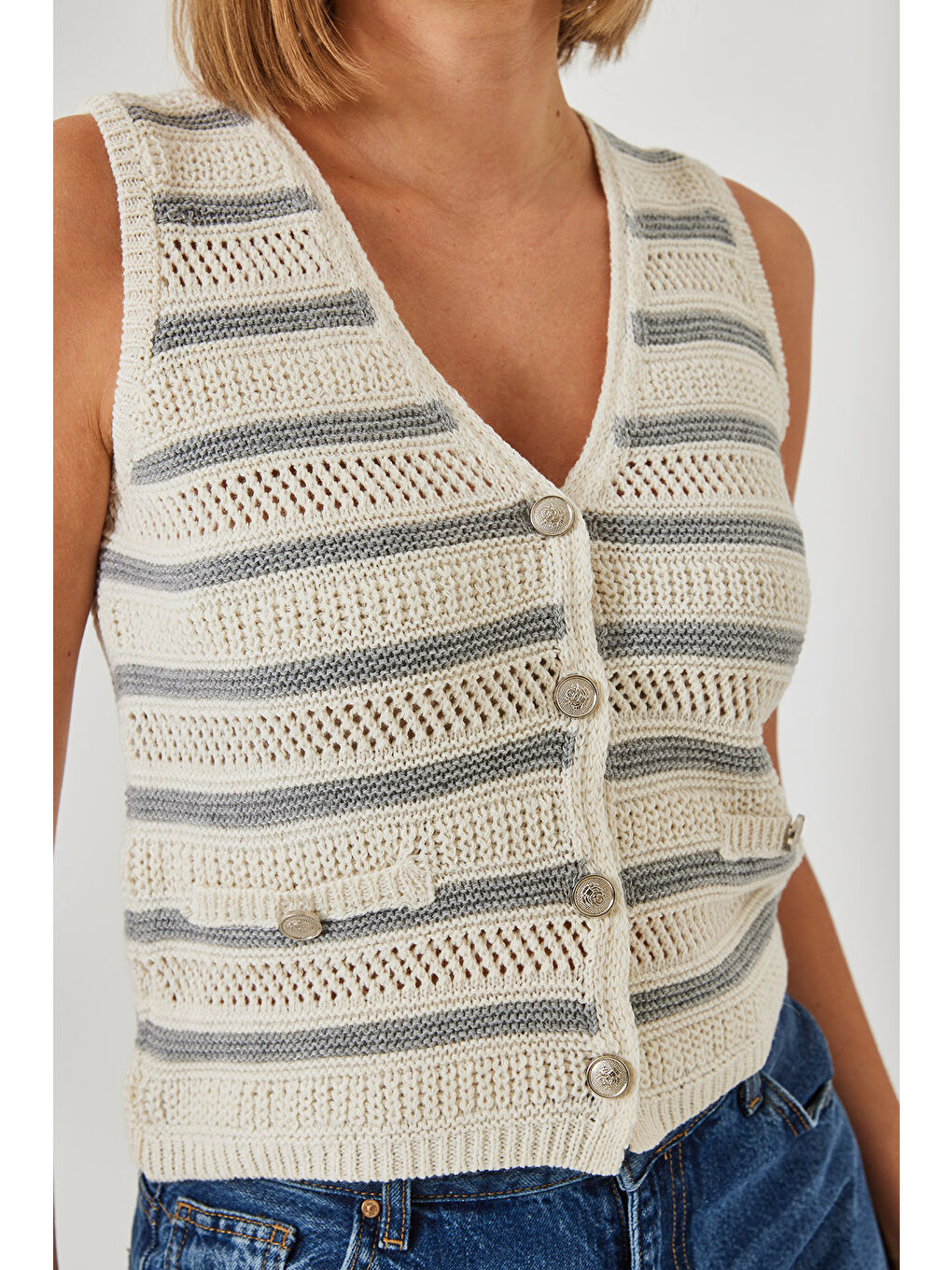 Ekru Kadın V Yaka Üç Düğmeli Çizgili Triko Yelek-1
