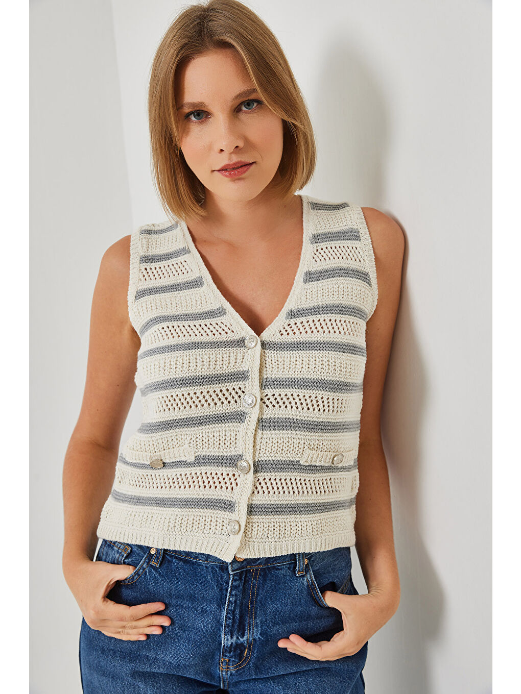 Ekru Kadın V Yaka Üç Düğmeli Çizgili Triko Yelek-3